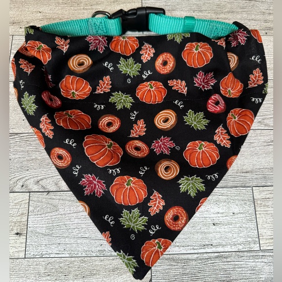 Fall Over the Collar Bandanna (Medium) - Picture 2 of 2